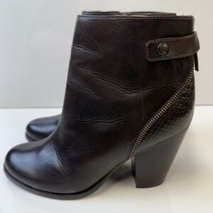 NEW! Vince Camuto Hiller Brown Leather Ankle Boots Zipper Detail 9M with 3” Heel